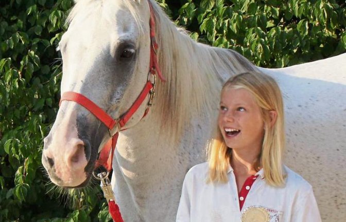 Von der Anstrengung erschöpft, aber glücklich: Finnja Röhm hat mit Whiskey die 90 Kilometer und 1500 Höhenmeter bewältigt und sich Platz zwei in Baden-Württemberg erkämpft. Foto: privat