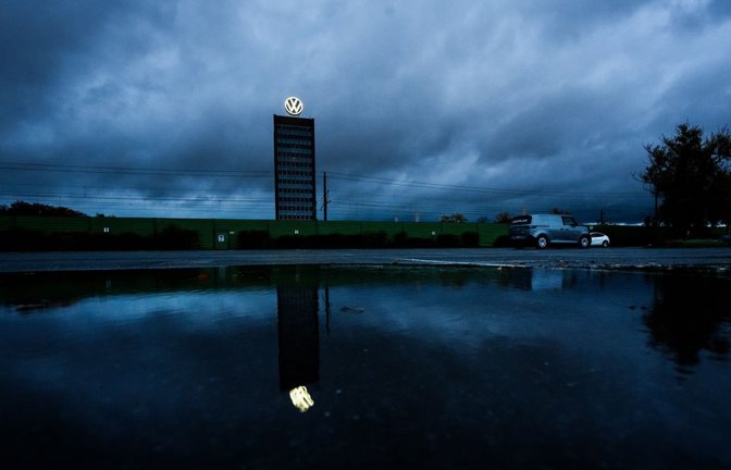 Bei VW in Wolfsburg geht das Ringen um Sparpläne weiter. (Archivbild)<span class='image-autor'>Julian Stratenschulte/dpa</span>