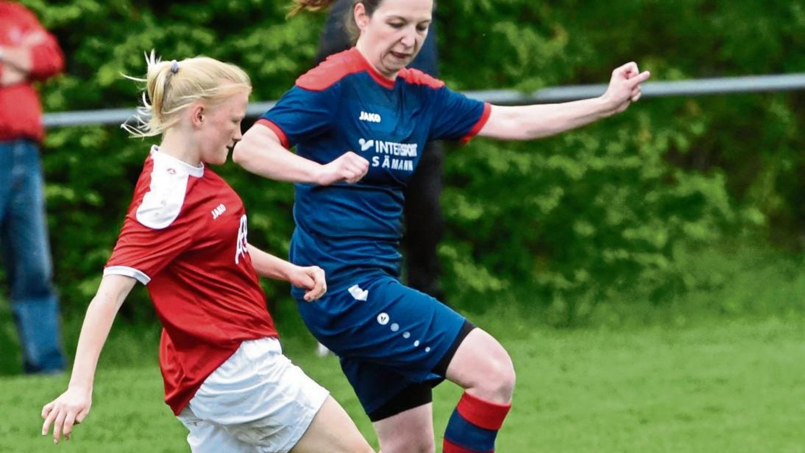 Melanie Stricker (rechts) kämpft für die SGM Großglattbach/Nussdorf mit Alani Tiefenbach um den Ball. Am Ende stand der Titel. Foto: Leitner Melanie Stricker (rechts) kämpft für die SGM Großglattbach/Nussdorf mit Alani Tiefenbach um den Ball. Am Ende stand der Titel. Foto: Leitner