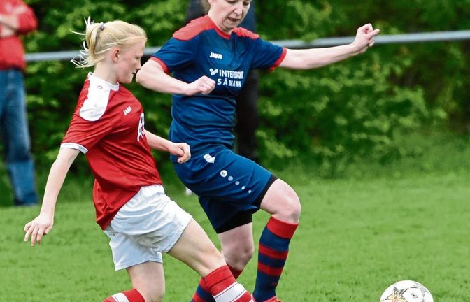 Melanie Stricker (rechts) kämpft für die SGM Großglattbach/Nussdorf mit Alani Tiefenbach um den Ball. Am Ende stand der Titel. Foto: Leitner