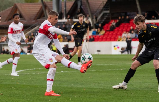 Auch der 18-jährige VfB-Youngster Enis Redzepi hat gegen Aachen eine Torchance – doch am Ende siegen die Gäste.<span class='image-autor'>IMAGO/Jan Huebner</span>