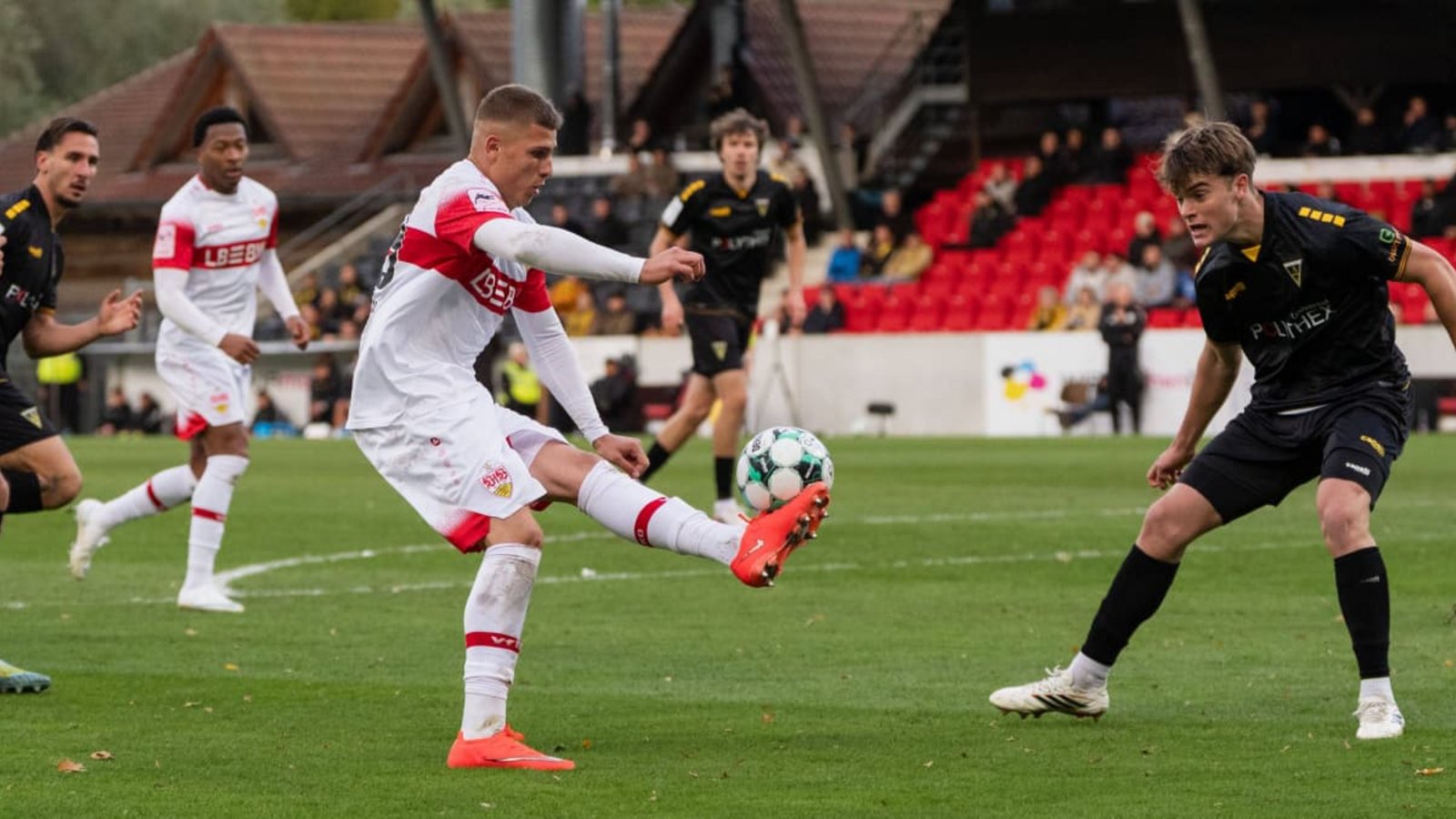 Auch der 18-jährige VfB-Youngster Enis Redzepi hat gegen Aachen eine Torchance – doch am Ende siegen die Gäste.IMAGO/Jan Huebner