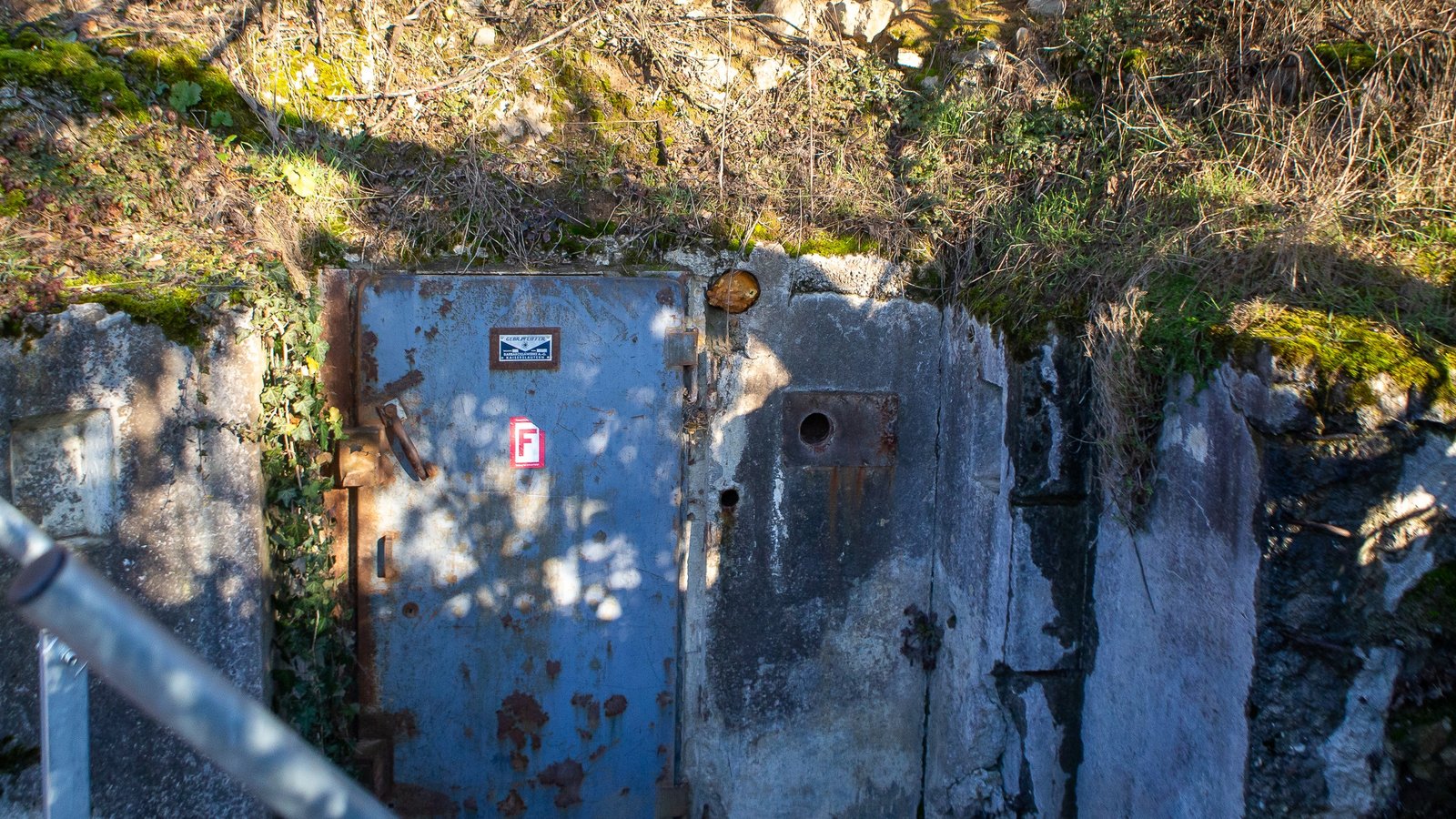 Der Abgang in den Bunker. Der Abgang in den Bunker.