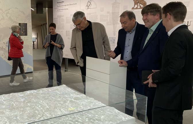 Das neue Oberflächenrelief löst Begeisterung aus (von links): Staatssekretär Arne Braun, Museumsleiter Thomas Knopf, Abgeordneter Markus Rösler und Bürgermeister Carsten Willing.