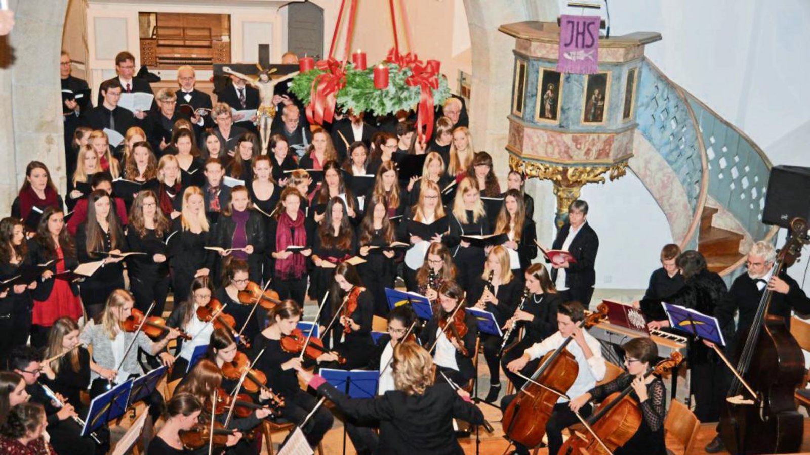 Chor und Orchester füllen den Altarraum der Großsachsenheimer Stadtkirche mit Vivaldis „Gloria“.  Foto: p