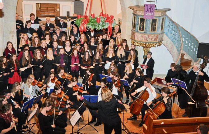 Chor und Orchester füllen den Altarraum der Großsachsenheimer Stadtkirche mit Vivaldis „Gloria“.  Foto: p