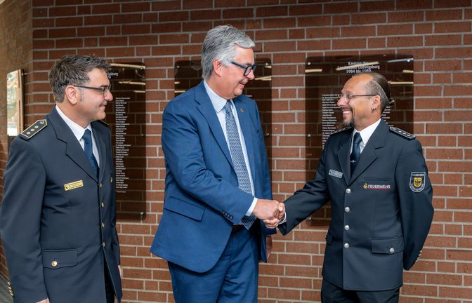 Landrat Dietmar Allgaier (Mitte) gratuliert Thomas Korz (rechts) zur Wiederwahl als einer der Stellvertreter von Kreisbrandmeister Andy Dorroch. Foto: LL
