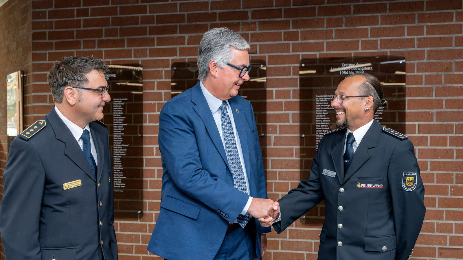Landrat Dietmar Allgaier (Mitte) gratuliert Thomas Korz (rechts) zur Wiederwahl als einer der Stellvertreter von Kreisbrandmeister Andy Dorroch. Foto: LL