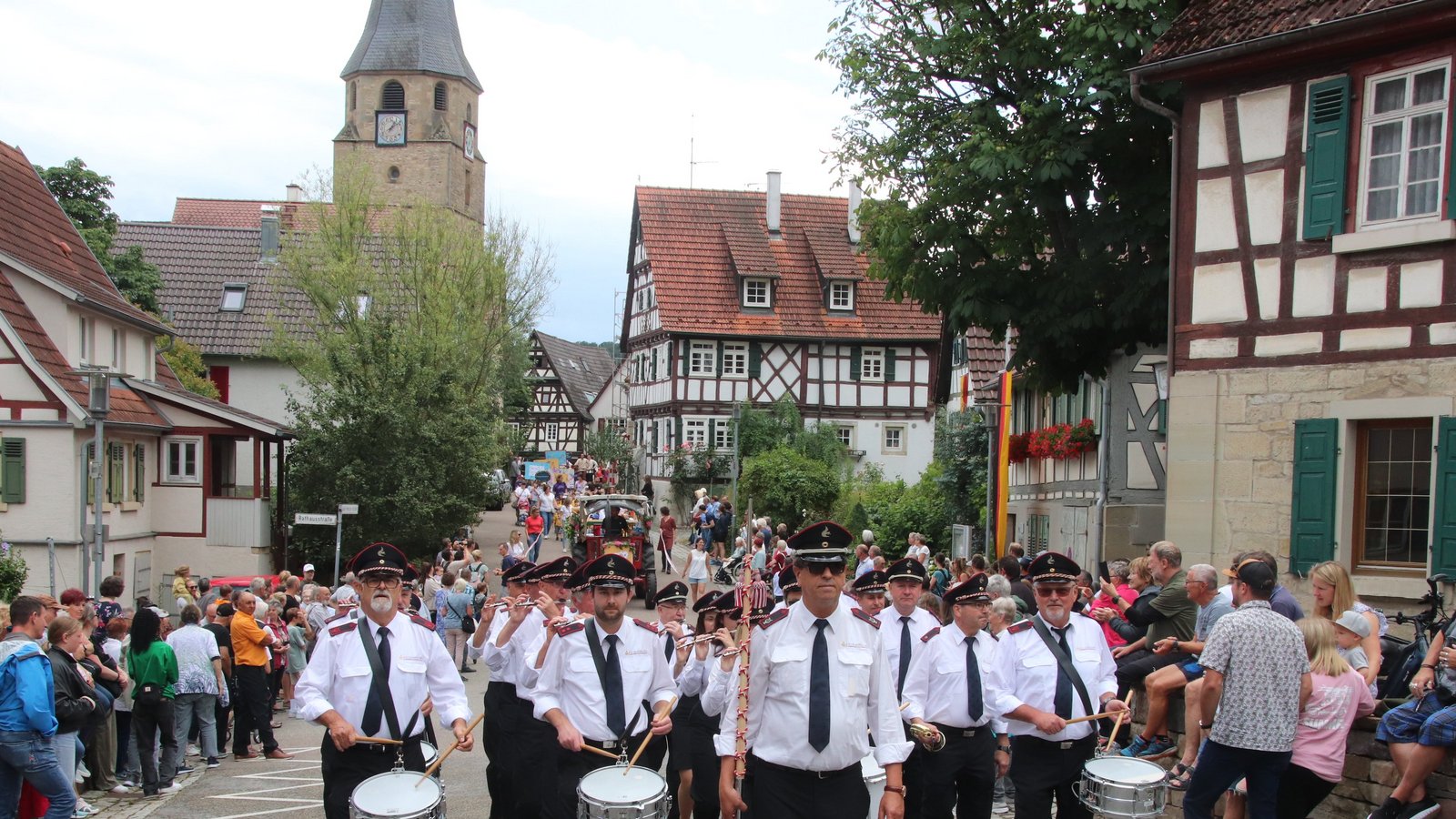 90 Jahre Lindenfest Roßwag. Vorneweg wie immer der Spielmannszug. Foto: Arning