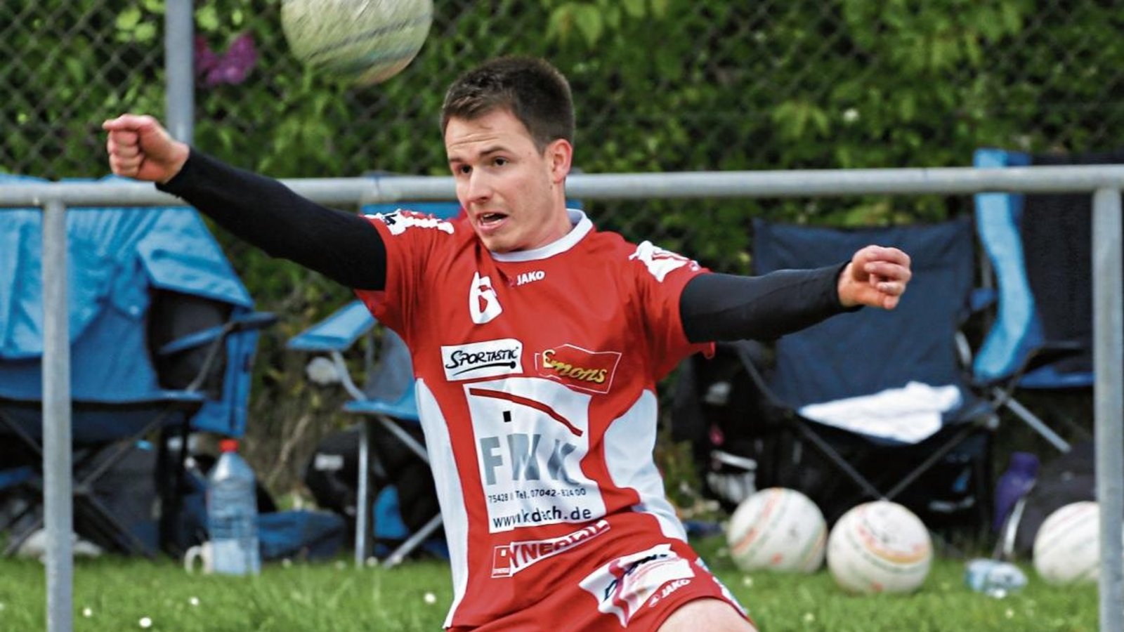 Tobias Rommel greift im Rahmen des Frühlingsturniers mit dem TV Vaihingen nach dem Weltpokal. Foto: Küppers