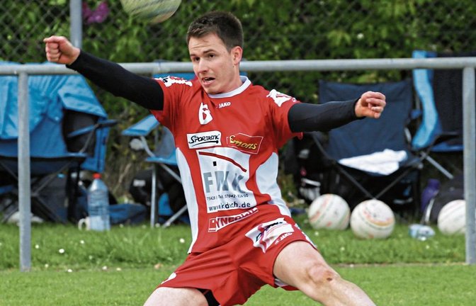Tobias Rommel greift im Rahmen des Frühlingsturniers mit dem TV Vaihingen nach dem Weltpokal. Foto: Küppers