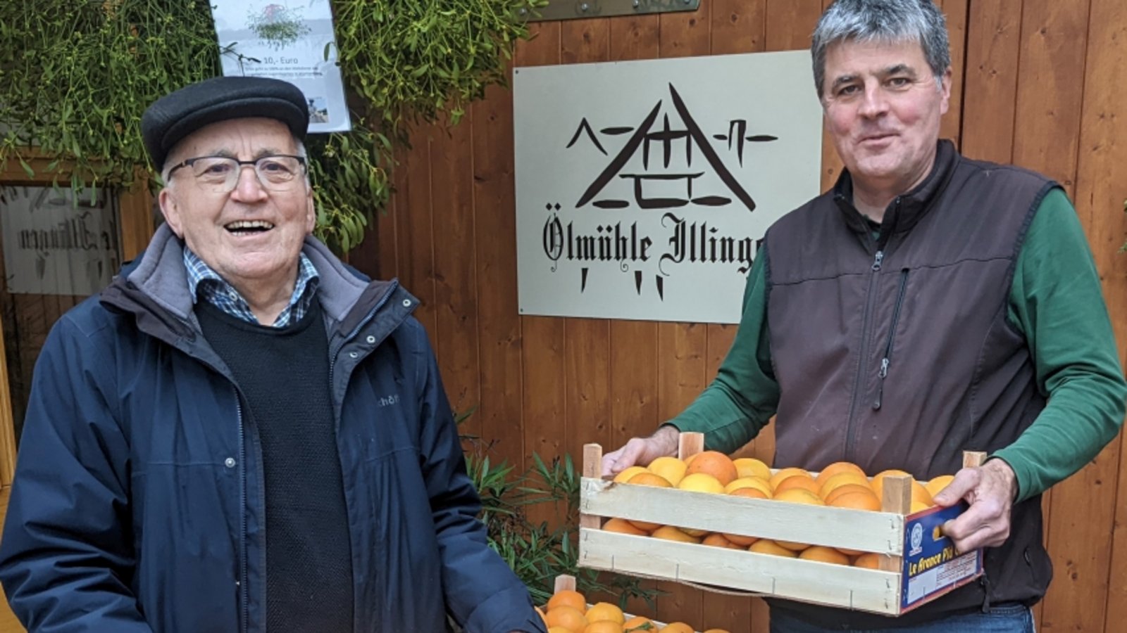 Hans Bauer und Jürgen Krauth freuen sich über frisch gelieferten Bio-Orangen.  Foto: p