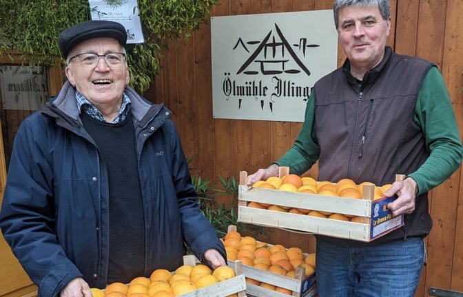 Hans Bauer und Jürgen Krauth freuen sich über frisch gelieferten Bio-Orangen.  <span class='image-autor'>Foto: p</span>