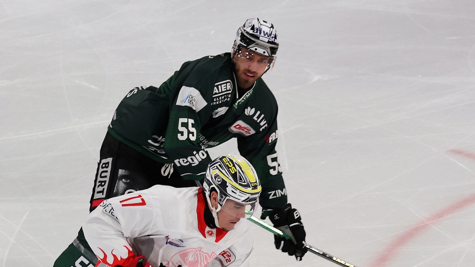 Mick Hochreither (hinten) von den Bietigheim Steelers jagt den Bad Nauheimer Raphael Jakovlev. Foto: Baumann