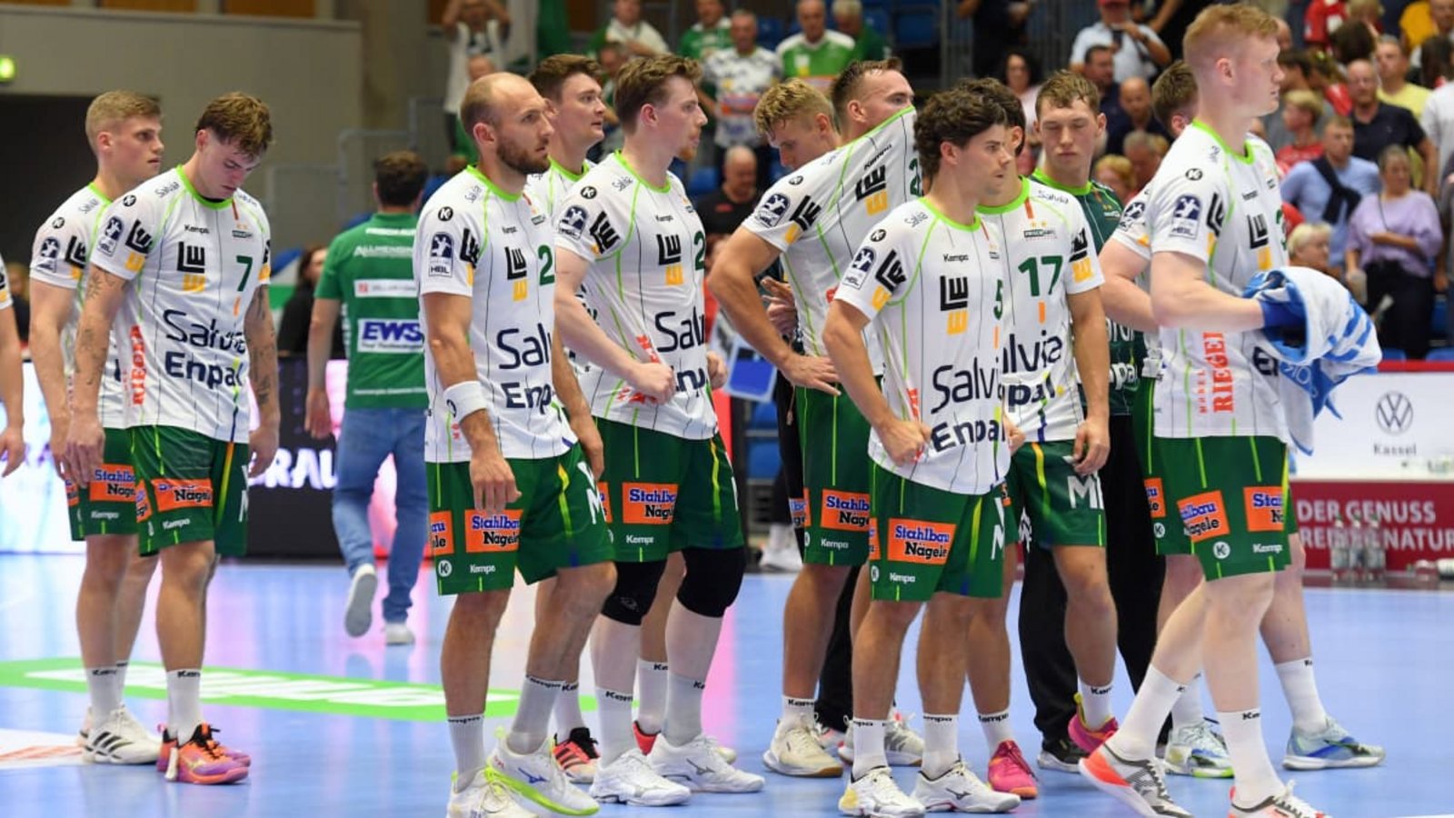 Frust pur bei den Frisch-Auf-Handballern nach der Packung in der Kasseler Rothenbachhalle.IMAGO/Eibner Frust pur bei den Frisch-Auf-Handballern nach der Packung in der Kasseler Rothenbachhalle.IMAGO/Eibner