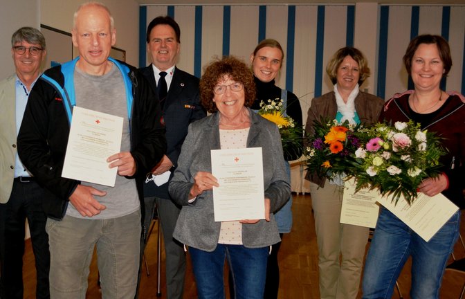 Feierliche Ehrung in Illingen: Den Einsatz der Blutspender Andrea Steffan (von rechts), Stefanie Köppl-Rau, Lisa Steinert, Ursula Gründler und Klaus Schwarz (Zweiter von links) würdigten Bürgermeister Armin Pioch (links) und DRK-Vorsitzender Rolf Schopf.  <span class='image-autor'>Foto: Stahlfeld</span>