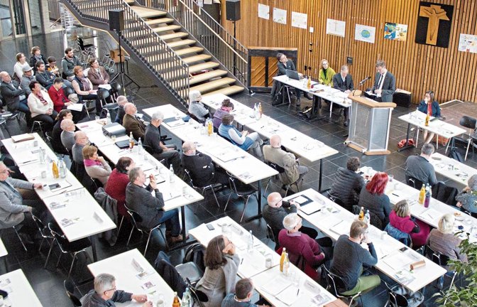 Die Sondersynode des Kirchenbezirks Vaihingen tagte im Sachsenheimer Lichtenstern-Gymnasium über die Fusionsfrage.  Foto: Friedrich