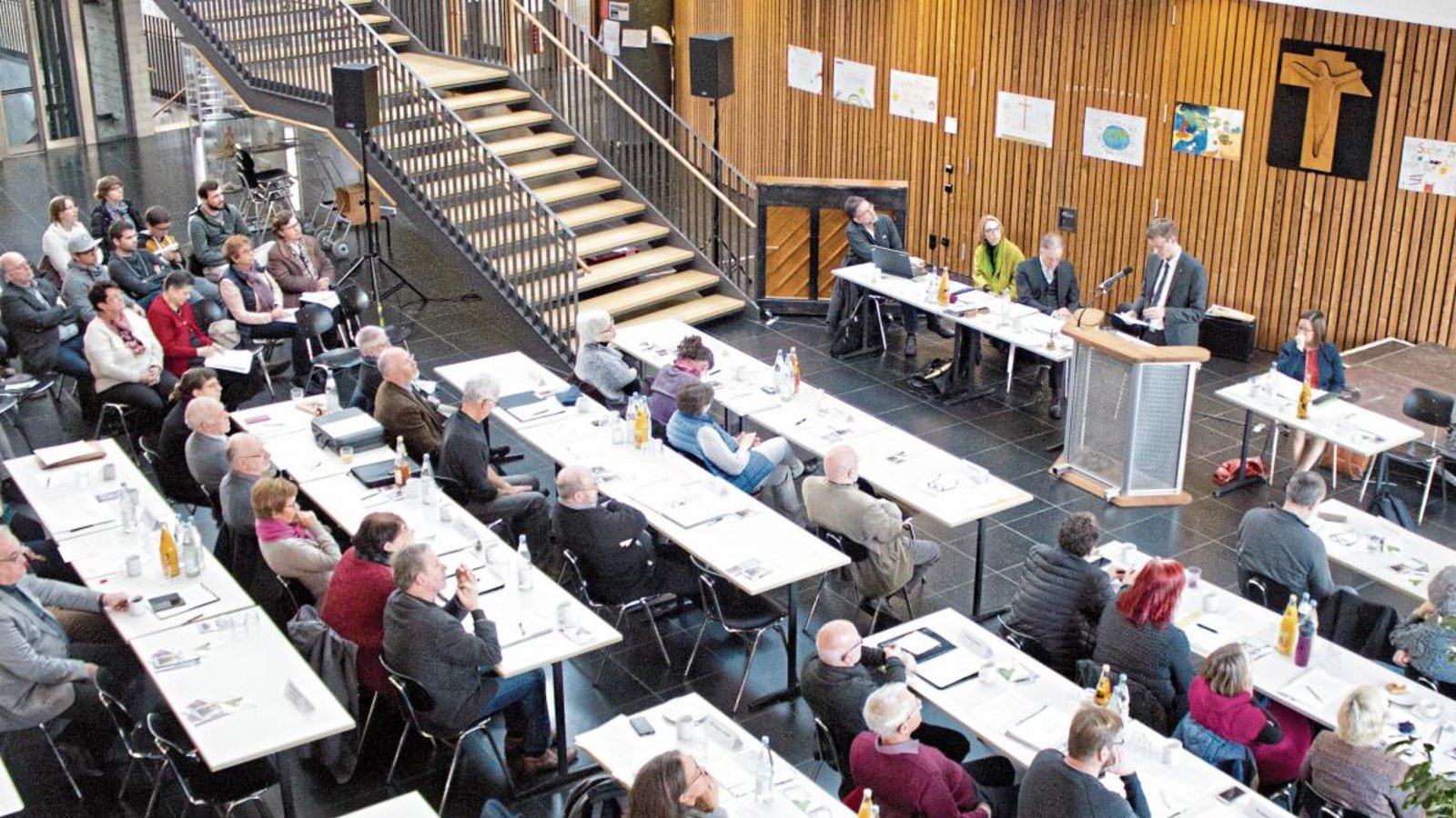 Die Sondersynode des Kirchenbezirks Vaihingen tagte im Sachsenheimer Lichtenstern-Gymnasium über die Fusionsfrage. Foto: Friedrich Die Sondersynode des Kirchenbezirks Vaihingen tagte im Sachsenheimer Lichtenstern-Gymnasium über die Fusionsfrage. Foto: Friedrich