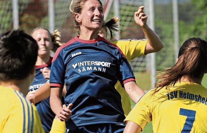 Lisa Glashauser (Mitte), die Torschützin zur 1:0-Führung der SGM Großglattbach/Nussdorf, steigt zum Kopfball hoch. Foto: Küppers
