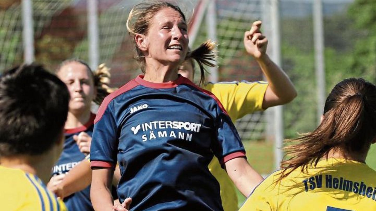 Lisa Glashauser (Mitte), die Torschützin zur 1:0-Führung der SGM Großglattbach/Nussdorf, steigt zum Kopfball hoch. Foto: Küppers Lisa Glashauser (Mitte), die Torschützin zur 1:0-Führung der SGM Großglattbach/Nussdorf, steigt zum Kopfball hoch. Foto: Küppers