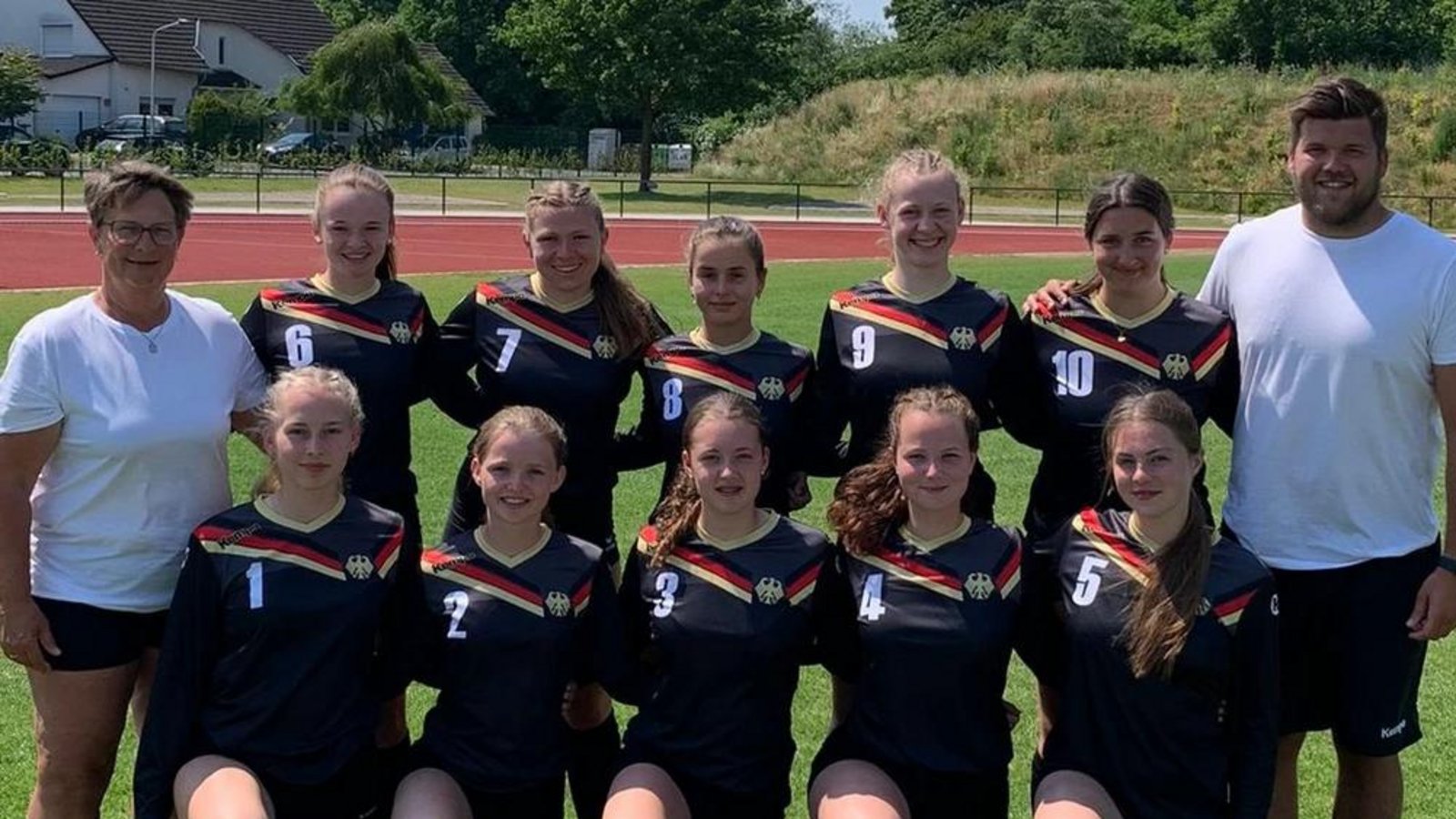 Das deutsche U-18-Team: Hinten von links: Heike Hafer (Trainerin), Emilia Schwarz, Patricia Lebherz, Eva Winkler, Annalena Schmid, Lisa Knodel, Lauritz Schubert (Trainer). Vorne von links: Jette Weber, Kathrin Schmitz, Jana Brüggemeier, Lea Delitzscher, Ricarda Stübbe. Foto: privat