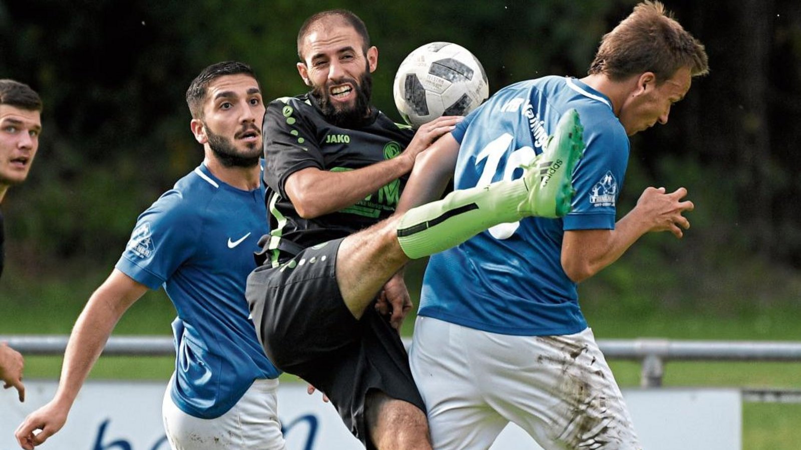 Vaihingens Nico Müller (rechts) und Zeki Baldek (links) nehmen Osama Al Mahmoud in die Zange, der dennoch an den Ball kommt. Foto: Leitner