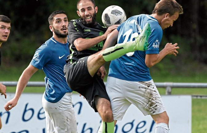 Vaihingens Nico Müller (rechts) und Zeki Baldek (links) nehmen Osama Al Mahmoud in die Zange, der dennoch an den Ball kommt. Foto: Leitner