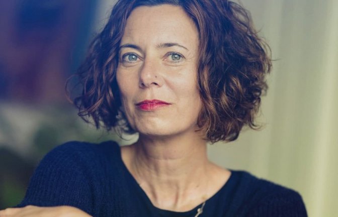 „Das bin dennoch nicht ich, vergessen Sie's“, schreibt Eva Menasse über die Ähnlichkeit mit ihrer Romanfigur in „Alleinruhelage“.<span class='image-autor'>Lena Giovanazzi/laif</span>