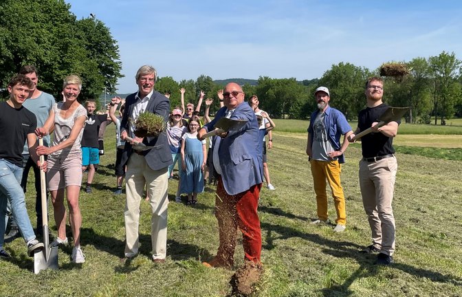 Landschaftplanerin Anette Striegel (Vierte von links), Verbandsvorsitzender der Region Stuttgart, Thomas Bopp; Bürgermeister Jürgen Scholz und BMX-Fachmann Florian Gert Radu; Kämmerer Sven Grau und Praktikantin Elisa Heimann. <span class='image-autor'>Foto: Stogios</span>