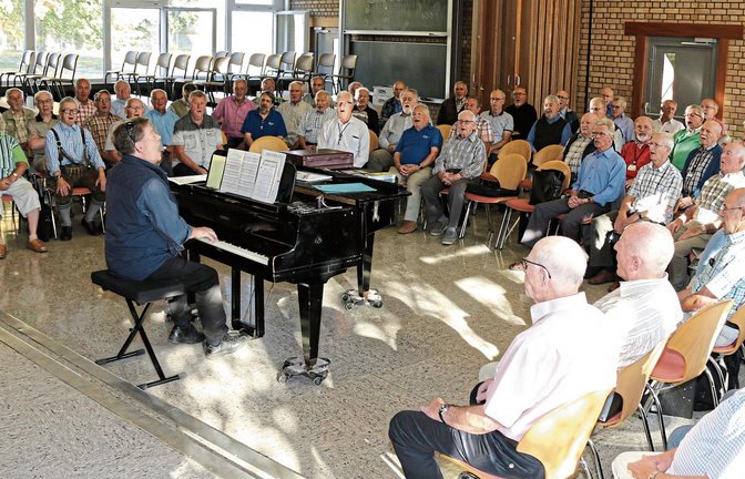 Der MPC 2000 bei seiner Singstunde am Sonntag in der Illinger Schule. Fotos: Bögel