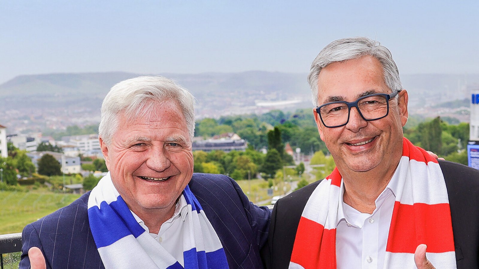 Entspannte Atmosphäre in luftiger Höhe: die Präsidenten Rainer Lorz (Kickers/li.) und Dietmar Allgaier (VfB) im zehnten Stock des Radisson Blu HotelsFoto: Baumann