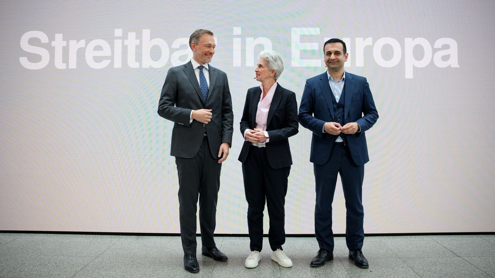"Streitbar in Europa": Der Parteitag der FDP um Lindner (l-r), Strack-Zimmermann und Djir-Sarai könnte für Zoff in der Ampel-Koalition sorgen.Foto: Bernd von Jutrczenka/dpa