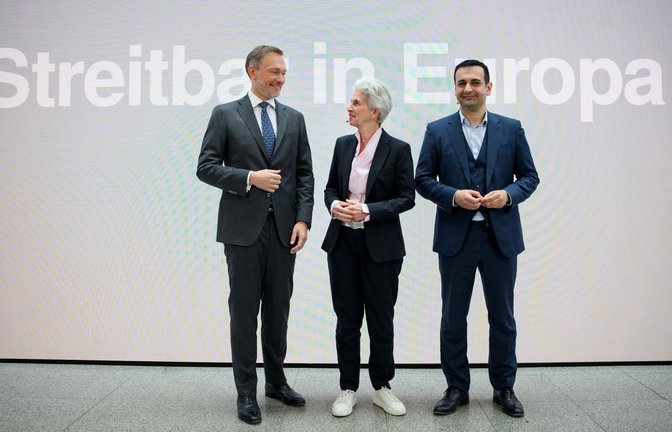 "Streitbar in Europa": Der Parteitag der FDP um Lindner (l-r), Strack-Zimmermann und Djir-Sarai könnte für Zoff in der Ampel-Koalition sorgen.<span class='image-autor'>Foto: Bernd von Jutrczenka/dpa</span>