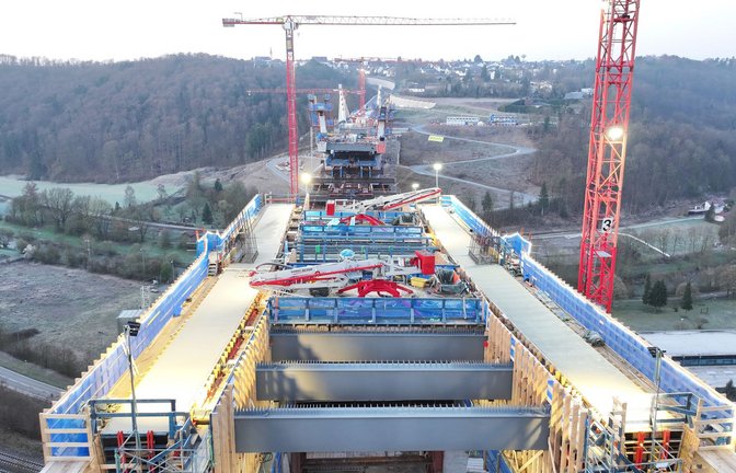 Mit riesigen mobilen Kränen wurden wichtige Bauteile an der neuen Hochbrücke über das Neckartal installiert.<span class='image-autor'>Foto: © PORR</span>