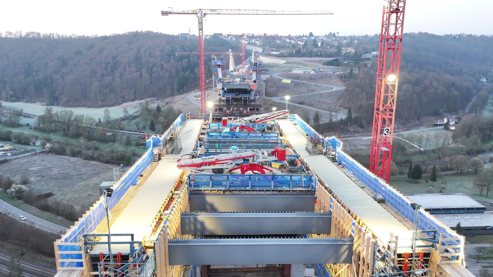 Mit riesigen mobilen Kränen wurden wichtige Bauteile an der neuen Hochbrücke über das Neckartal installiert.Foto: © PORR