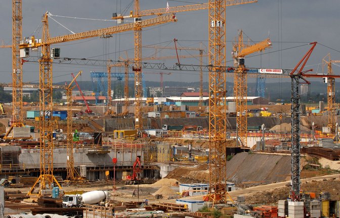 Flächen – wie hier 2005 beim Bau der Landesmesse in Leinfelden-Echterdingen – sollen bald nur noch bebaut werden dürfen, wenn andernorts Kompensationsflächen renaturiert werden.<span class='image-autor'>Foto: Picture Alliance/dpa/Norbert Försterling</span>