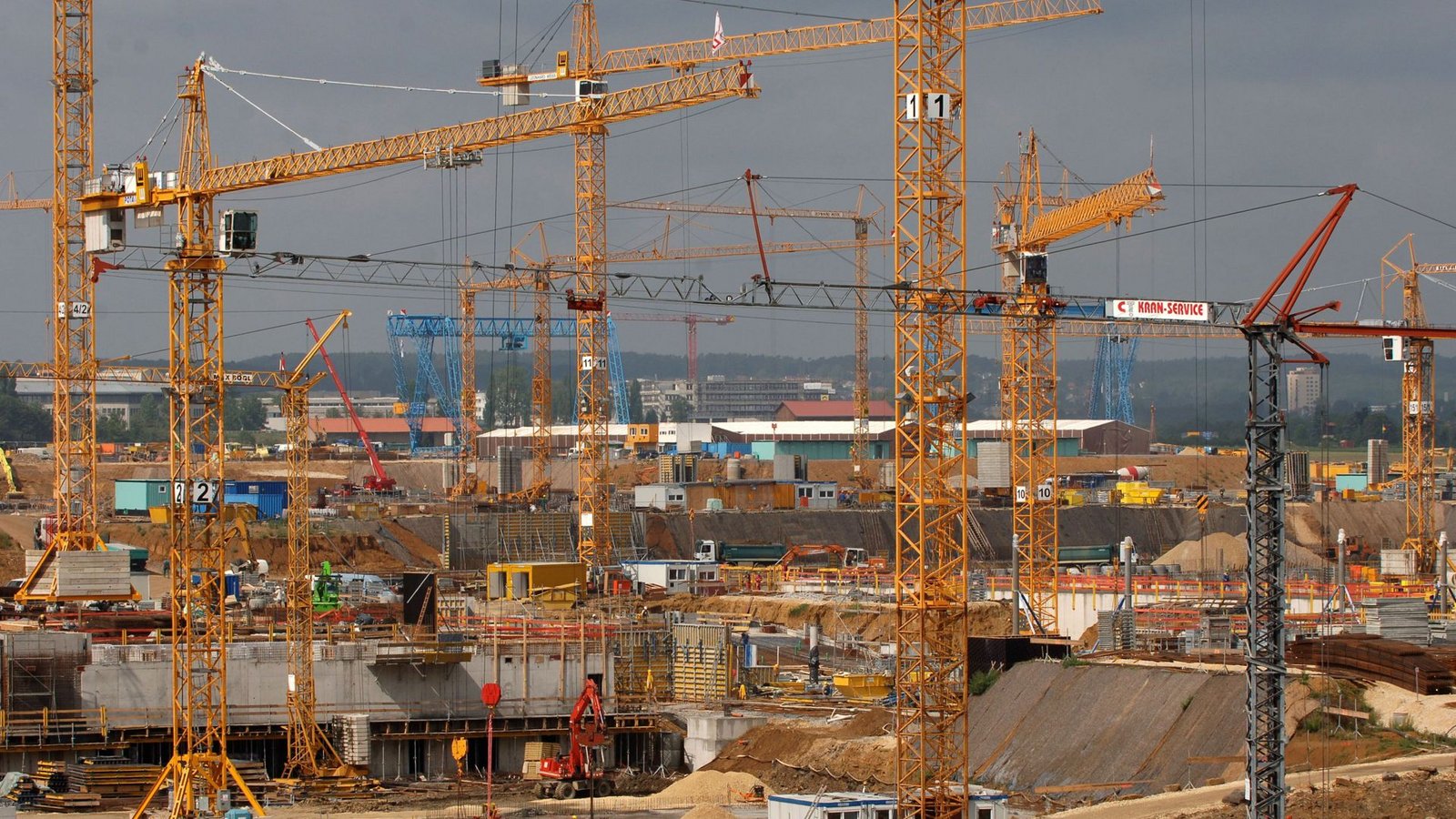 Flächen – wie hier 2005 beim Bau der Landesmesse in Leinfelden-Echterdingen – sollen bald nur noch bebaut werden dürfen, wenn andernorts Kompensationsflächen renaturiert werden.Foto: Picture Alliance/dpa/Norbert Försterling Flächen – wie hier 2005 beim Bau der Landesmesse in Leinfelden-Echterdingen – sollen bald nur noch bebaut werden dürfen, wenn andernorts Kompensationsflächen renaturiert werden.Foto: Picture Alliance/dpa/Norbert Försterling