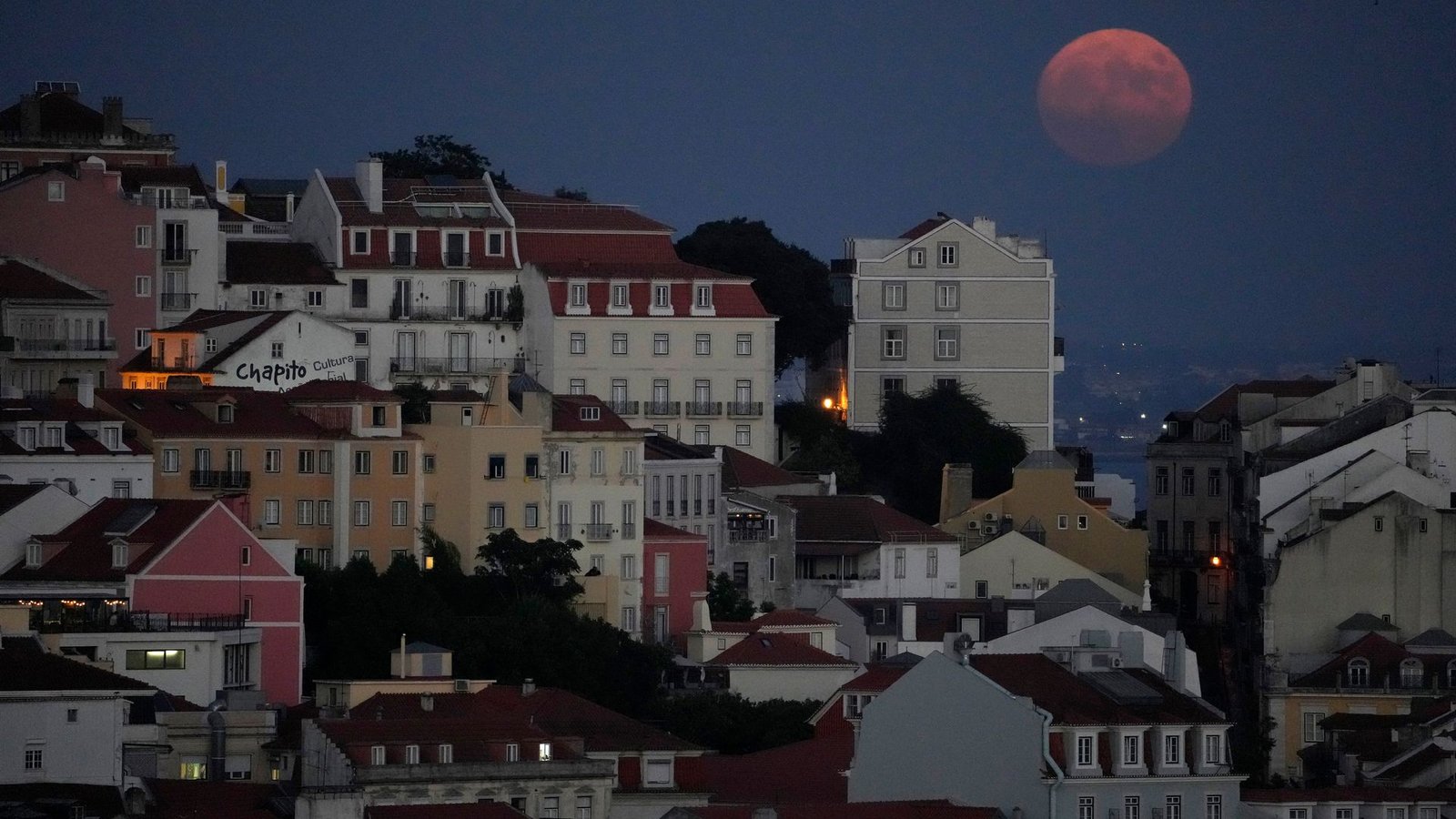 Die beiden in Portugal ausgesetzten französischen Kinder dürfen in ihre französische Heimat zurückkehren. (Symbolbild)Foto: Armando Franca/AP/dpa Die beiden in Portugal ausgesetzten französischen Kinder dürfen in ihre französische Heimat zurückkehren. (Symbolbild)Foto: Armando Franca/AP/dpa