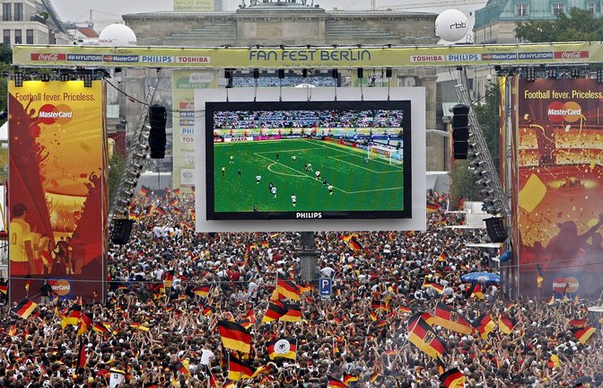 Tausende Zuschauer verfolgen 2006 auf der Fanmeile am Brandenburger Tor in Berlin das WM-Fußballspiel zwischen Deutschland und Argentinien.<span class='image-autor'>Foto: Marcel Mettelsiefen/dpa/Archivbild</span>