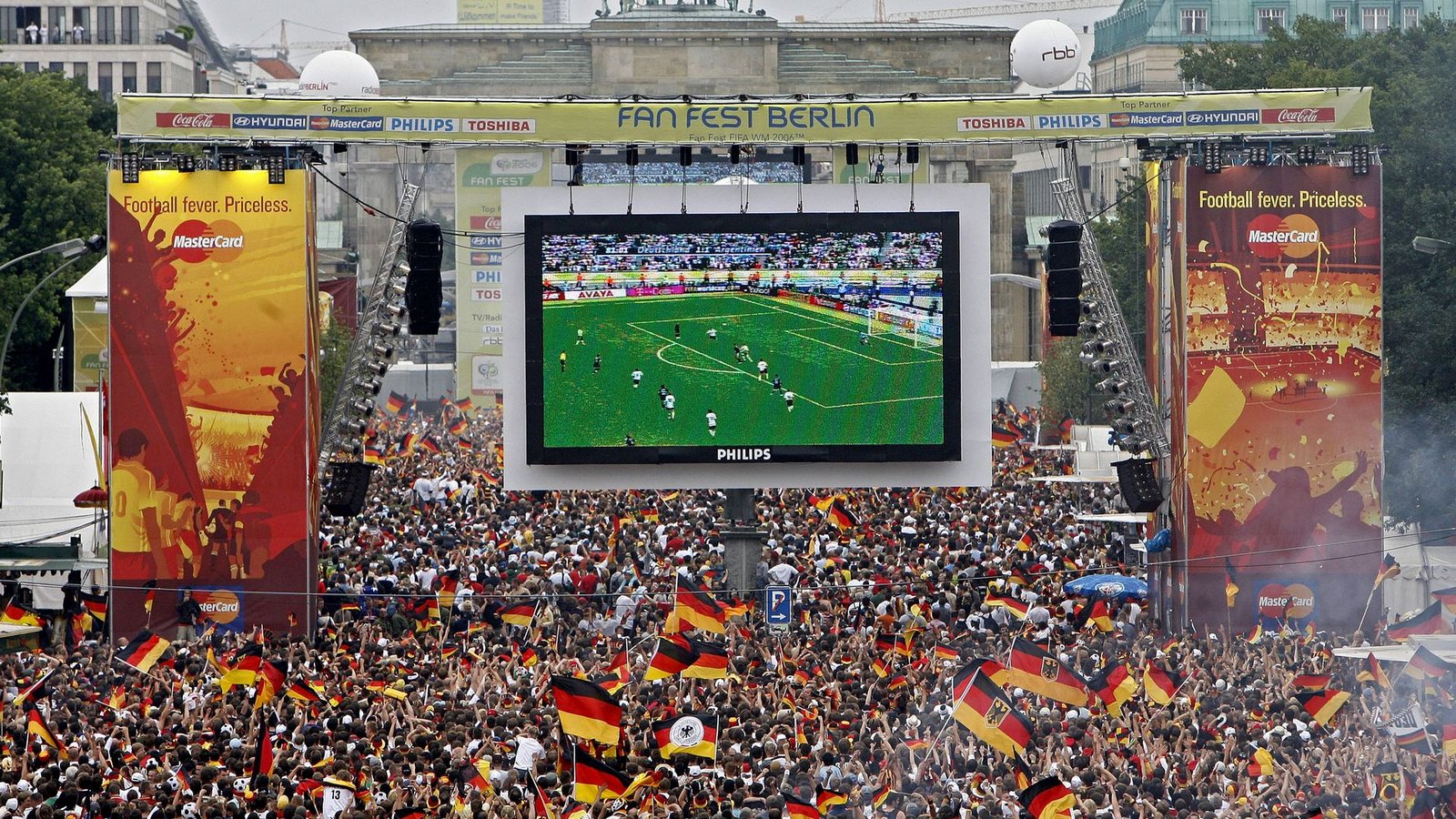 Tausende Zuschauer verfolgen 2006 auf der Fanmeile am Brandenburger Tor in Berlin das WM-Fußballspiel zwischen Deutschland und Argentinien.Foto: Marcel Mettelsiefen/dpa/Archivbild