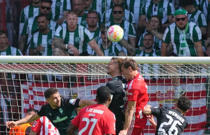 Werder Bremens Marco Friedl (l) und Unions Kevin Behrens im Kopfballduell.<span class='image-autor'>Foto: Soeren Stache/dpa</span>