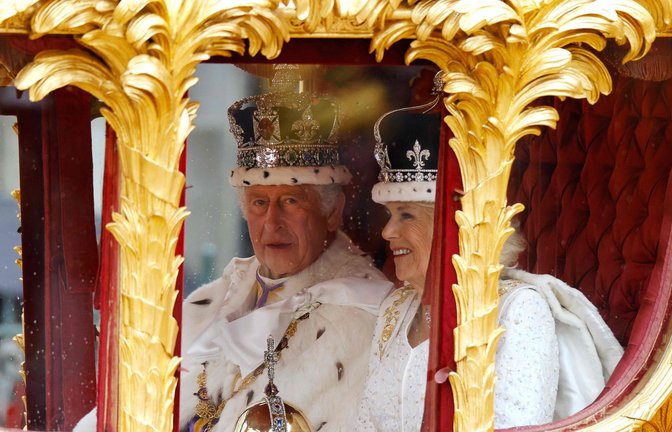 In der goldenen Staatskutsche fuhren König Charles III. und Königin Camilla nach der Krönung durch die Straßen von London.<span class='image-autor'>Foto: AFP/Odd Andersen</span>