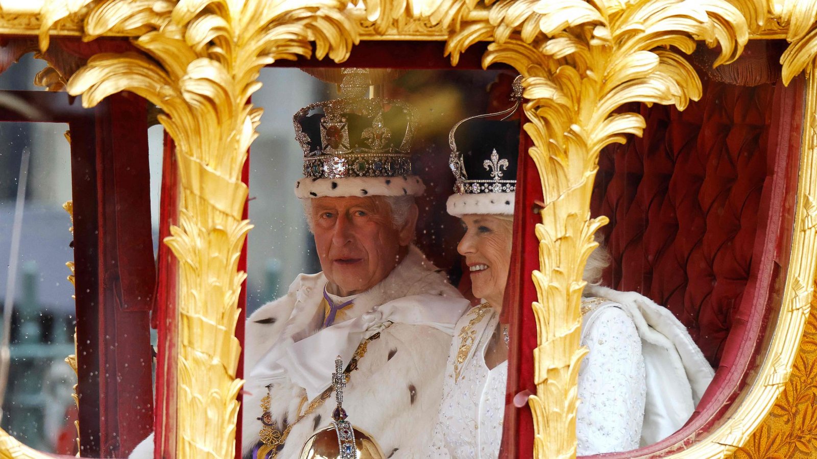In der goldenen Staatskutsche fuhren König Charles III. und Königin Camilla nach der Krönung durch die Straßen von London.Foto: AFP/Odd Andersen