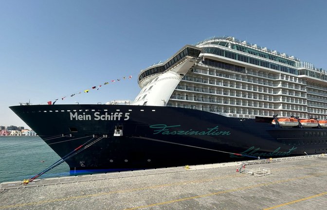 Die „Mein Schiff“ 5 ist im Hafen von Doha (Katar) blockiert.<span class='image-autor'>Foto: Lana Dörrer/privat/dpa</span>