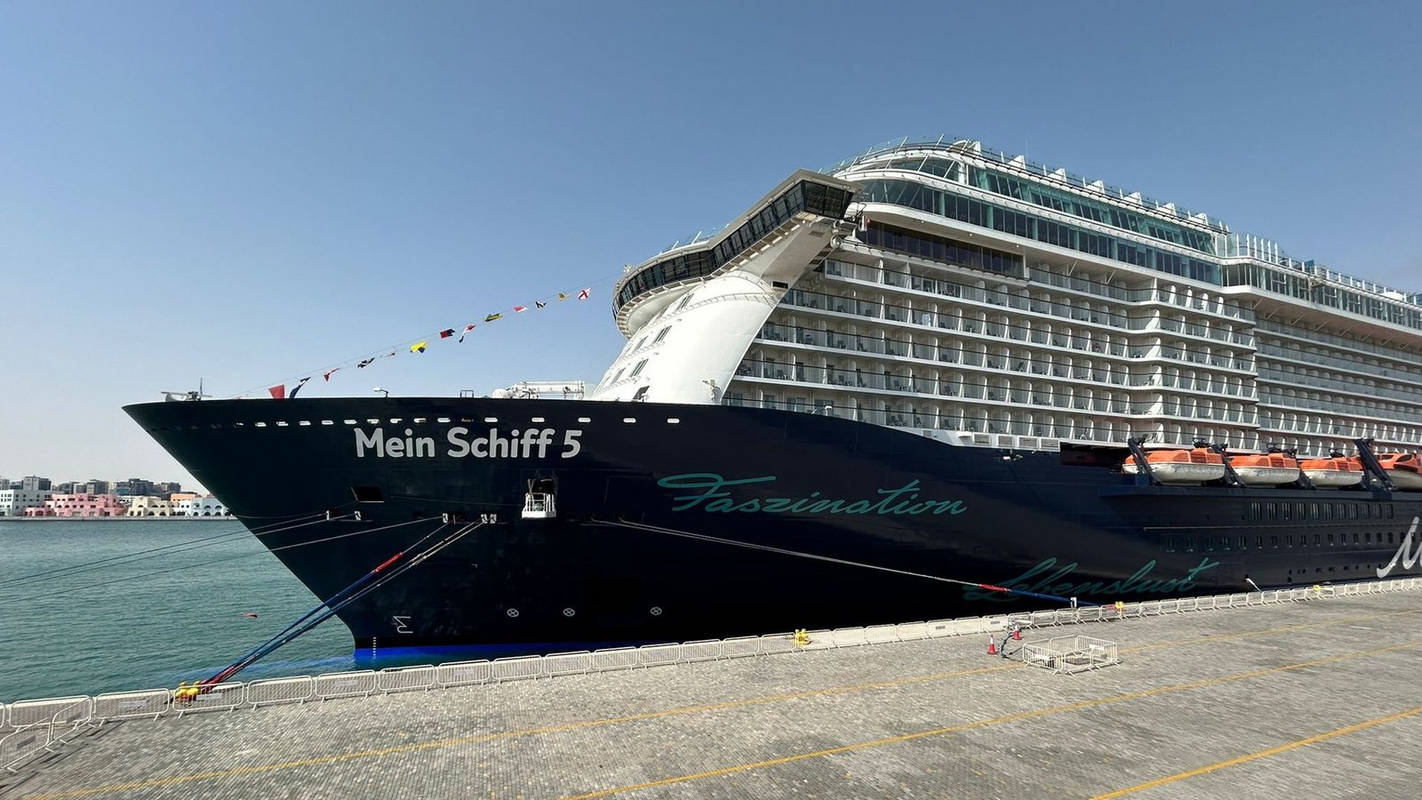 Die „Mein Schiff“ 5 ist im Hafen von Doha (Katar) blockiert.Foto: Lana Dörrer/privat/dpa