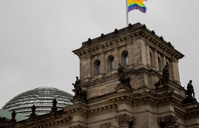 Wann weht die Regenbogenflagge über dem Bundestag? An dieser Frage entzündete sich 2025 ein politischer Streit. (Symbolbild)<span class='image-autor'>Foto: Christoph Soeder/dpa</span>