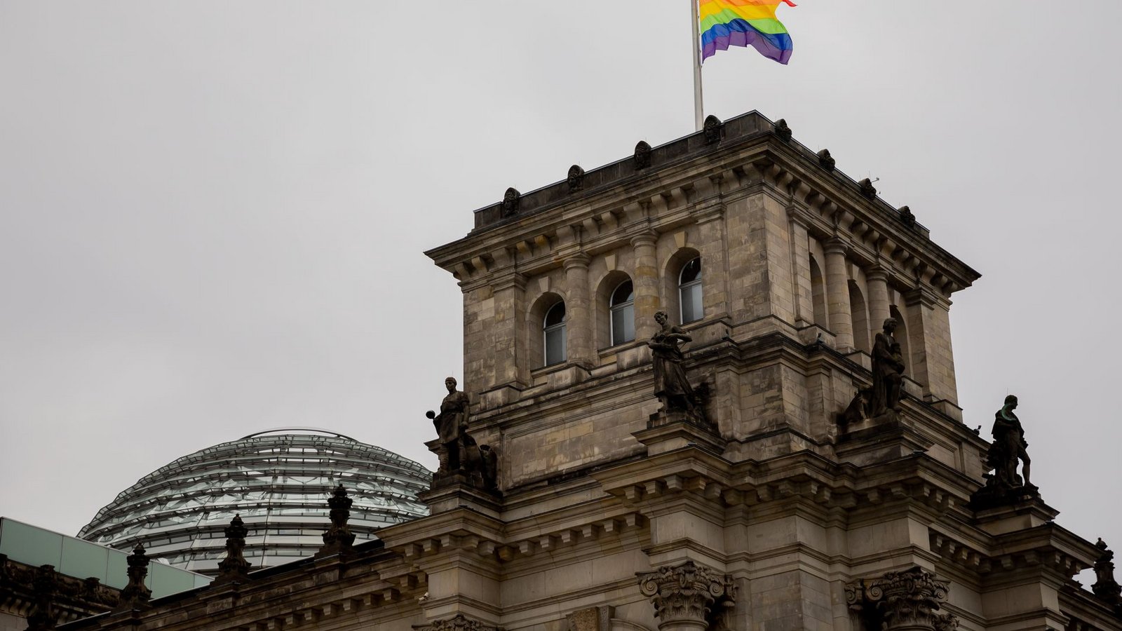 Wann weht die Regenbogenflagge über dem Bundestag? An dieser Frage entzündete sich 2025 ein politischer Streit. (Symbolbild)Foto: Christoph Soeder/dpa
