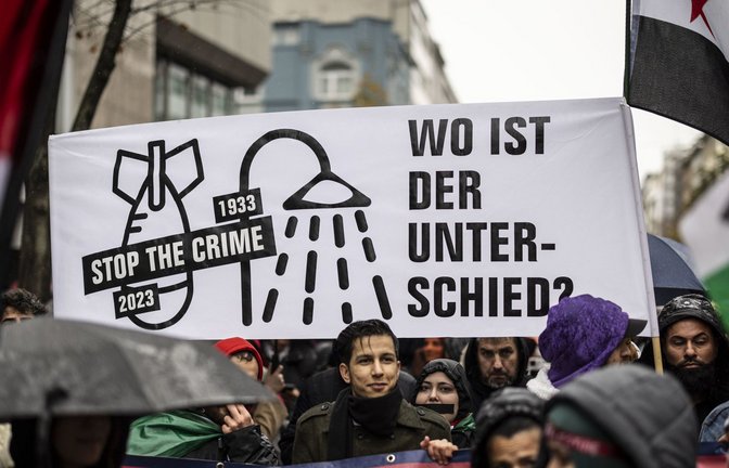 Blanker Hass: Demonstranten in Düsseldorf setzen auf ihrem Plakat Israels Kampf gegen die Hamas mit dem Nazi-Mord  an sechs Millionen Juden gleich.<span class='image-autor'>Foto: dpa/Christoph Reichwein</span>
