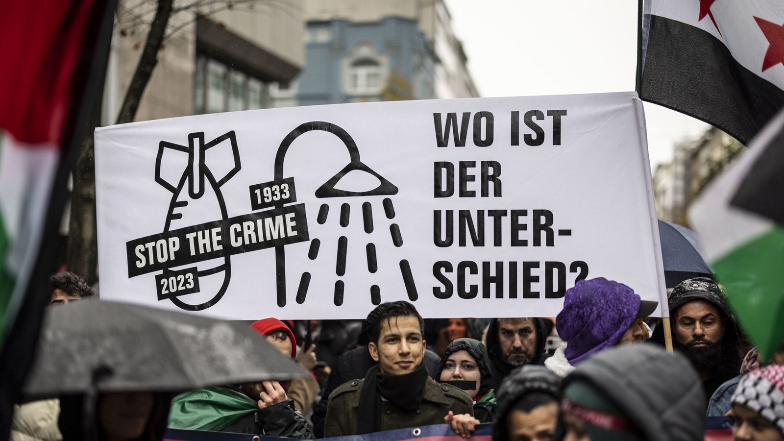 Blanker Hass: Demonstranten in Düsseldorf setzen auf ihrem Plakat Israels Kampf gegen die Hamas mit dem Nazi-Mord  an sechs Millionen Juden gleich.Foto: dpa/Christoph Reichwein