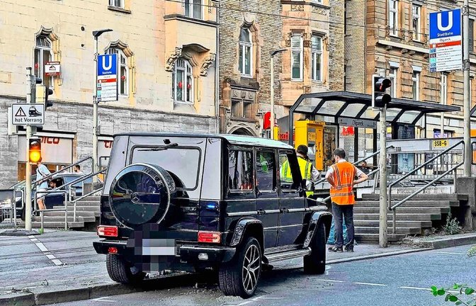 Ein Bild, das in Erinnerung bleibt: Es zeigt die Unfallstelle am Olgaeck und das Unfallfahrzeug Stunden nach dem tödlichen Unfall.<span class='image-autor'>Foto: SDMG/Schulz</span>